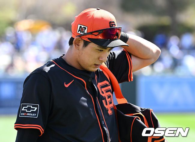 [OSEN=글렌데일(미국), 이대선 기자] '코리안 데이'였다.이정후(샌프란시스코 자이언츠)와 김혜성(LA 다저스)이 맞대결에서 나란히 맹활약했다. LA 다저스와 샌프란시스코 자이언츠는 2일(이하 한국시간) 미국 애리조나주 글렌데일의 캐멀백 랜치에서 2025 메이저리그 시범경기를 치렀다.이날 김혜성은 8번 유격수로,이정후는 3번 중견수로 각각 선발 출장했다. 이정후가 총알 2루타로 선제 타점을 올리자, 7푼 타율로 마음고생을 하던 김혜성은 시범경기 첫 홈런포를 터뜨렸다.샌프란시스코 자이언츠 이정후가 그라운드로 들어가고 있다. 2025.03.02 / sunday@osen.co.kr