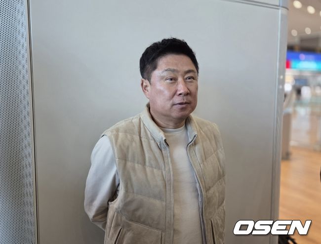 [OSEN=인천공항, 한용섭 기자]프로야구 롯데 자이언츠 김태형 롯데 감독은 27일 대만 스프링캠프 출국에 앞서 취재진과 인터뷰를 하고 있다./orange@osen.co.kr