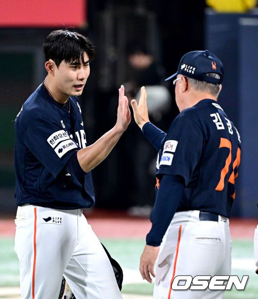 [OSEN=수원, 최규한 기자] 프로야구 한화 이글스가 18일 수원KT위즈파크에서 열린 2025 신한 SOL뱅크 KBO리그 KT 위즈와의 시즌 9차전에서 5-0으로 승리했다.후반기 첫 경기를 승리로 장식한 선두 한화는 최근 7연승, 원정경기 4연승을 달리며 시즌 53승 2무 33패를 기록했다. 반면 최근 3연승, 금요일 6연승이 좌절된 5위 KT는 45승 3무 42패가 됐다.한화 선발 폰세는 6이닝 2피안타 2사사구 8탈삼진 무실점 98구 위력투로 시즌 12승(무패)째를 챙겼다.경기를 마치고 한화 김경문 감독과 심우준이 인사를 나누고 있다. 2025.07.18 / dreamer@osen.co.kr