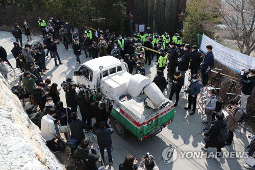 신천지 평화의 궁전 앞으로 지나가는 방역소독차(가평=연합뉴스) 임화영 기자 = 2일 오후 경기도 가평군 신천지예수교 증거장막성전(신천지) 평화의 궁전 앞에서 열릴 이만희 총회장의 기자회견을 위해 대기하는 취재진 사이로 방역소독차가 지나가고 있다. 2020.3.2 hwayoung7@yna.co.kr