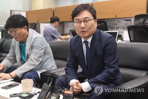 소통 강조하는 이상직 민주당 전북도당 위원장 후보자   (전주=연합뉴스) 김동철 기자 = 이상직 더불어민주당 전북도당 위원장 후보자가 28일 전북도의회에서 기자간담회를 열고 지역 위원장 등과의 소통을 강조하고 있다. 2020.7.28