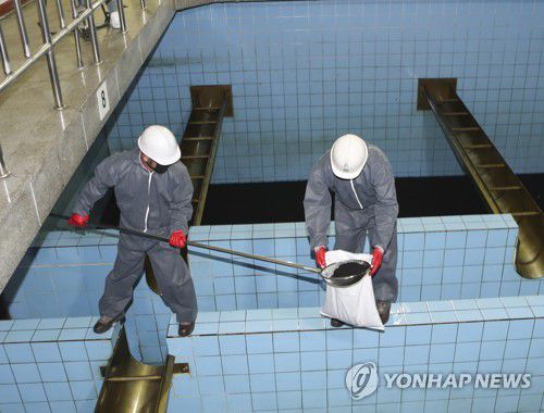 덕산정수장 입상활성탄여과지 점검(부산=연합뉴스) 강덕철 기자 = 부산에서도 수돗물 유충 의심 신고가 접수된 가운데 21일 오후 김해시 대동면 덕산정수장에서 관계자들이 여과지 활성탄 검체 채취 작업을 하고 있다. 2020.7.21 kangdcc@yna.co.kr