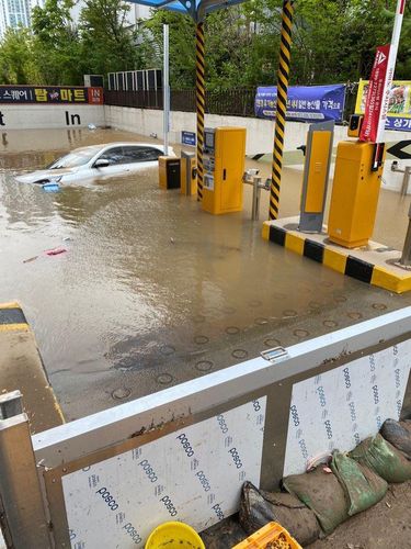침수 피해 입은 상가 건물[독자 제공. 재판매 및 DB 금지]