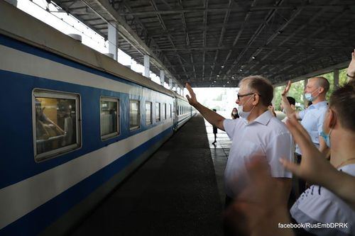 평양에서 귀국하는 러시아인들을 환송하는 마체고라 주북 러시아 대사(맨앞)[주북 러시아 대사관 페이스북 계정 사진, 재판매 및 DB금지]