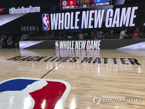 NBA 코트 바닥에 새겨진 '흑인 목숨도 소중하다' 문구. [AP=연합뉴스]