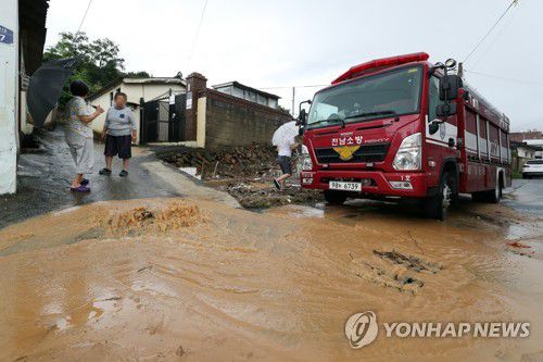 매서운 장맛비, 골목에 들어찬 흙탕물(영광=연합뉴스) 정회성 기자 = 전날 밤부터 많은 비가 내린 전남 영광군 영광읍에서 29일 주민이 골목 맨홀에서 역류하는 흙탕물을 살펴보고 있다. 2020.7.29 hs@yna.co.kr