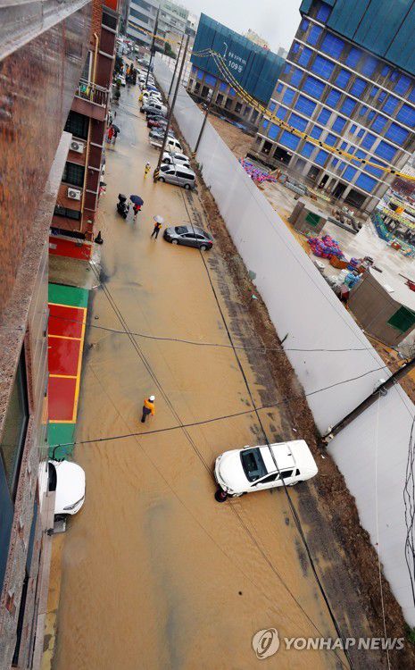 광주 주택가로 쏟아지는 흙탕물(광주=연합뉴스) 박철홍 기자 = 광주·전남에 장마전선의 영향으로 많은 비가 내린 29일 오전 광주 북구 중흥동의 주택가에 아파트 공사 현장에서 퍼낸 빗물이 넘쳐흐르고 있다. 2020.7.29 pch80@yna.co.kr