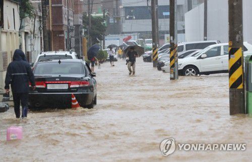 빗물이 흙탕물돼 쏟아져(광주=연합뉴스) 박철홍 기자 = 광주·전남에 장마전선의 영향으로 많은 비가 내린 29일 오전 광주 북구 중흥동의 주택가에 아파트 공사 현장에서 퍼낸 빗물이 넘쳐 흐르고 있다. 2020.7.29 pch80@yna.co.kr