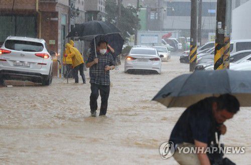 갈 곳 잃은 빗물 주택가로(광주=연합뉴스) 박철홍 기자 = 광주·전남에 장마전선의 영향으로 많은 비가 내린 29일 오전 광주 북구 중흥동의 주택가에 아파트 공사 현장에서 퍼낸 빗물이 넘쳐흐르고 있다. 2020.7.29 pch80@yna.co.kr