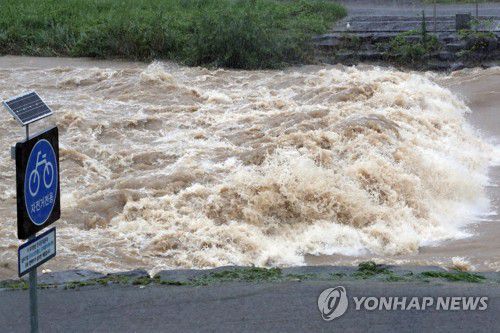 급류로 변한 광주천(광주=연합뉴스) 정회성 기자 = 29일 오전 광주 서구 광천동 자전거도로 인근 광주천이 세차게 흐르고 있다. 이날 오전 광주에는 호우경보가 내려졌다. 2020.7.29 hs@yna.co.kr