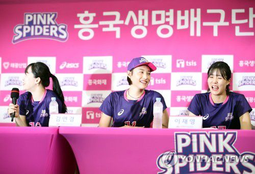 웃고 있는 김연경과 이재영(용인=연합뉴스) 박동주 기자 = 김연경과 이재영이 29일 경기도 용인 흥국생명 연수원에서 취재진과 인터뷰 중 웃고 있다. 2020.7.29 pdj6635@yna.co.kr