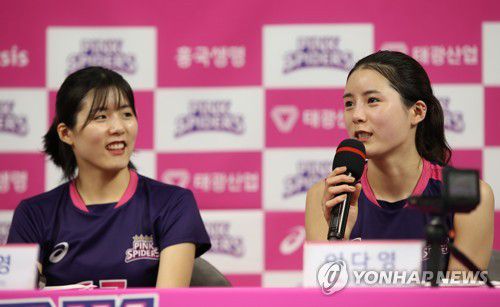 이다영 인터뷰(용인=연합뉴스) 박동주 기자 = 이다영이 29일 경기도 용인 흥국생명 연수원에서 취재진과 인터뷰하고 있다. 2020.7.29 pdj6635@yna.co.kr