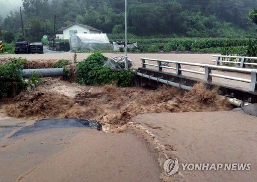 범람한 임실군 신덕면 수천리의 한 하천[전북소방본부 제공. 재판매 및 DB 금지]