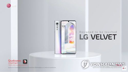 LG 벨벳 영상, 유튜브 조회 수 각각 천만 돌파(서울=연합뉴스) LG전자가 지난달 중순 'LG 모바일 글로벌' 유튜브 채널에 업로드 한 LG 벨벳의 '제품 소개 영상'과 '디자인 영상'이 공개 한 달 만에 각각 천만 뷰를 돌파했다고 28일 밝혔다.
    사진은 '디자인 소개 영상'의 캡쳐 이미지. 
    [LG전자 제공. 재판매 및 DB 금지] photo@yna.co.kr