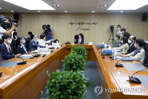 발언하는 최영애 국가인권위원장(서울=연합뉴스) 윤동진 기자 = 30일 오전 서울 중구 국가인권위원회에서 열린 제26차 상임위원회에서 최영애 국가인권위원회 위원장이 발언하고 있다.  mon@yna.co.kr