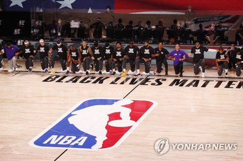 무릎꿇기 동참한 NBA 선수들[EPA=연합뉴스 자료사진]