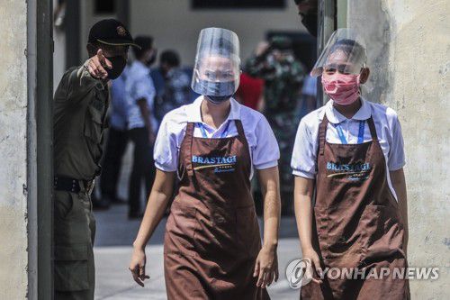 코로나19 차단 위해 안면 중무장한 인도네시아 여성(자카르타 EPA=연합뉴스) 마스크와 얼굴 가리개를 쓴 인도네시아 북수마트라 메단의 한 슈퍼마켓 직원들이 지난 5월19일 신종 코로나바이러스 감염증(코로나19) 신속 검진을 받은 후 검사소를 걸어 나오고 있다. ymarshal@yna.co.kr