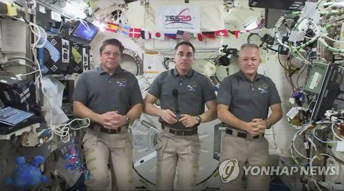 지구로 귀환할 예정인 NASA 우주비행사 봅 벤켄(왼쪽)과 더그 헐리(오른쪽)[AP=연합뉴스, NASA 제공·재판매 및 DB 금지]