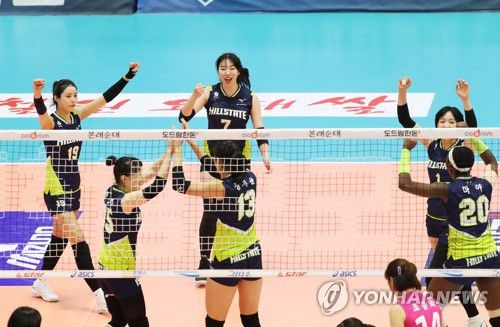 현대건설 선수들. 윗줄 가장 왼쪽이 이다영, 두 번째 고유민.[한국배구연맹 제공. 재배포 및 DB 금지]