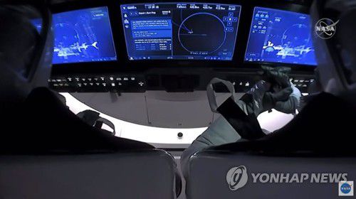 크루 드래건 내부 시스템 [AFP=연합뉴스, NASA 제공·재판매 및 DB 금지]