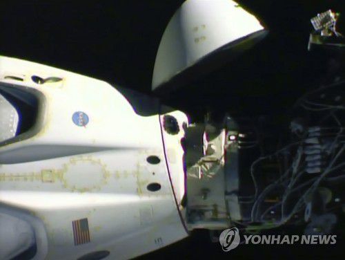 크루 드래건, 우주정거장에서 도킹 해제 순간[AP=연합뉴스, NASA 제공·재판매 및 DB 금지]