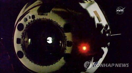 지구 귀환 비행에 나선 첫 민간 유인우주선 '크루 드래건'[AP=연합뉴스, NASA 제공·재판매 및 DB 금지]