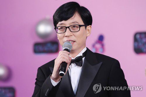 인사말 하는 유재석(서울=연합뉴스) 진연수 기자 = 방송인 유재석이 21일 오후 서울 영등포구 KBS 본관에서 열린 2019 KBS 연예대상 레드카펫 행사에서 인사말을 하고 있다. 2019.12.21 jin90@yna.co.kr