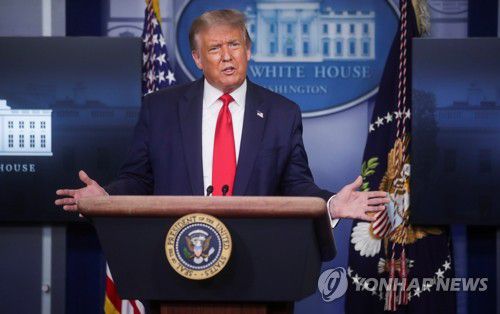 트럼프 "틱톡 매각시 수익 일부는 미국에 지불해야"(워싱턴 로이터=연합뉴스) 도널드 트럼프 미국 대통령이 3일(현지시간) 백악관에서 열린 신종 코로나바이러스 감염증(코로나19) 태스크포스(TF)의 언론 브리핑에 참석해 발언하고 있다. 트럼프 대통령은 이 자리에서 중국 소셜미디어 '틱톡'의 미국 사업 매각 추진과 관련, 틱톡 매각 수익의 일부를 미국에 지불해야 한다고 말했다. leekm@yna.co.kr