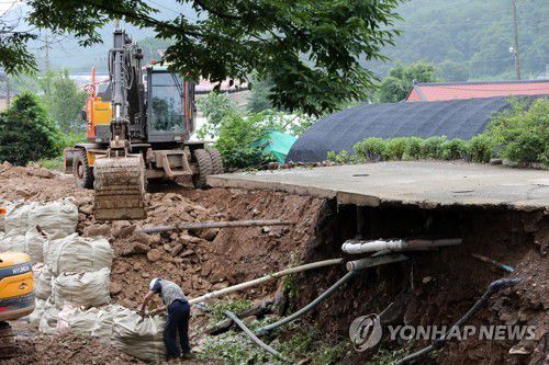 폭우로 유실된 도로 복구(단양=연합뉴스) 이승민 기자 = 4일 오전 충북 단양군 어상천면에서 폭우로 유실된 도로 복구 작업이 이뤄지고 있다. 2020.8.4 logos@yna.co.kr