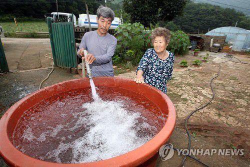 단양 지역 '비상 급수'(단양=연합뉴스) 이승민 기자 = 4일 오전 충북 단양군 어상천면 단수 지역에서 살수차를 이용한 급수가 이뤄지고 있다. 2020.8.4 logos@yna.co.kr