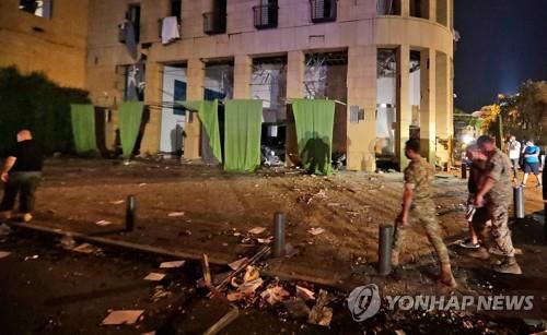 4일(현지시간) 큰 폭발이 발생한 레바논 수도 베이루트. [AFP=연합뉴스]