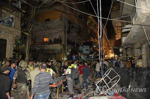 베이루트 연쇄 자폭테러...IS "우리 소행"2015년 11월 12일 레바논 베이루트 남부 이슬람 시아파 밀집 거주지 부르즈 알 바라즈네 지역에서 레바논 군과 거주자들이 폭탄 공격으로 훼손된 건물 밖에 나와 있다.[EPA=연합뉴스 자료사진]