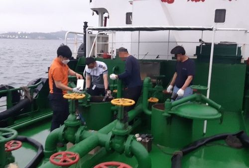 시료 채취[목포해경 제공·재판매 및 DB 금지]