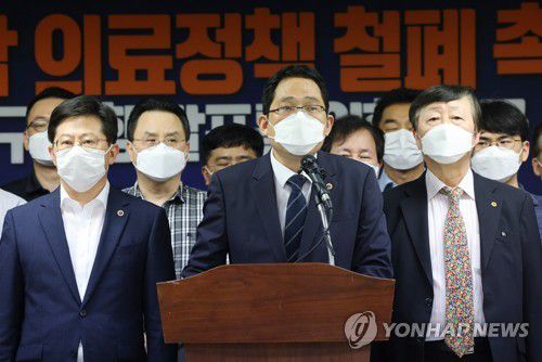 대한의협, 대정부 요구사항 발표 긴급 기자회견(서울=연합뉴스) 김도훈 기자 = 최대집 대한의사협회장과 임원진이 1일 오후 서울 용산구 대한의사협회에서 '4대악 의료정책' 철폐 촉구 및 대정부 요구사항 발표를 위한 긴급 기자회견을 하고 있다.
    의협은 오는 12일까지 정부가 5대 요구에 대한 개선조치가 없을 경우 14일 제1차 전국의사총파업을 단행할 것이라고 밝혔다. 2020.8.1 superdoo82@yna.co.kr