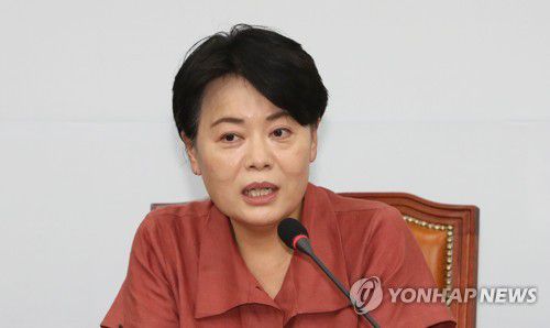 발언하는 윤희숙 경제혁신위원장미래통합당 윤희숙 경제혁신위원장이 지난달 21일 서울 여의도 국회에서 열린 경제혁신위원회 전체회의에서 발언하고 있다.[연합뉴스 자료사진]