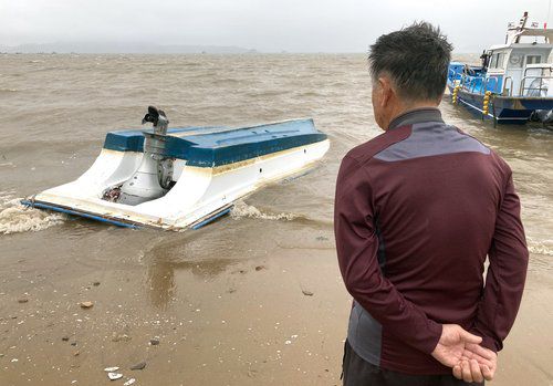 어선 뒤집히고 차량 침수되고…태안에 강풍 피해 속출(서울=연합뉴스) 6일 새벽 충남 태안에 강한 비바람이 불면서 어선이 뒤집히고 해안가 주차 차량이 침수되는 등 피해가 잇따랐다. 사진은 강풍으로 뒤집힌 태안 가경주항 어선. 
    [독자 제공. 재판매 및 DB 금지] photo@yna.co.kr