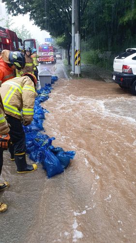 대구 도로침수 안전조치[대구소방본부 제공. 재판매 및 DB 금지]