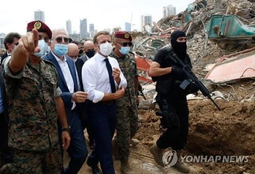 6일 베이루트 대폭발 현장을 방문한 에마뉘엘 마크롱 프랑스 대통령[AFP=연합뉴스]