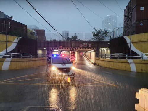 초량 제1지하차도 통제모습[부산 경찰청 제공. 재판매 및 DB 금지]