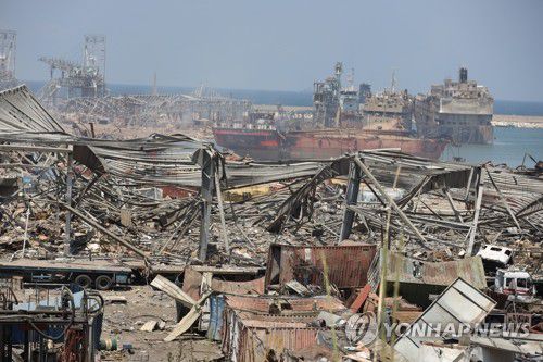 대폭발로 처참하게 파괴된 베이루트 항구(베이루트 EPA=연합뉴스) 대규모 폭발로 처참하게 파괴된 레바논 베이루트 항구의 5일(현지시간) 모습. 전날 발생한 두 차례 대폭발로 최소 135명이 숨지고 5천여명이 부상했다. leekm@yna.co.kr