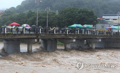거센 물살(전주=연합뉴스) 나보배 기자 = 이틀 동안 집중호우가 내린 8일 오전 전북 전주시 완산구 남부시장 주변 전주천의 수위가 높이 올라 있다. 2020.8.8 warm@yna.co.kr