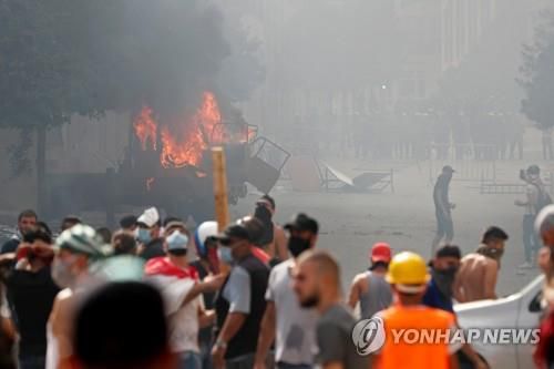 8일(현지시간) 레바논 수도 베이루트에서 벌어진 반정부 시위[로이터=연합뉴스]