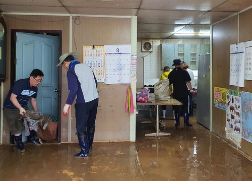 침수 주택 청소하는 공무원들[제천시 제공. 재판매 및 DB 금지]