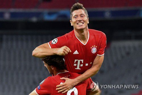 득점 후 동료와 기뻐하는 레반도프스키[AFP=연합뉴스 자료사진]