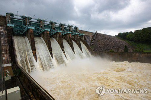 수문을 모두 연 대청댐[연합뉴스 자료사진]