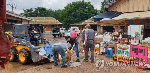화개장터 침수 복구작업(하동=연합뉴스) 9일 오전 경남 하동군 화개장터에서 상인이 폭우로 침수된 마을을 복구하고 있다. 2020.8.9 [경남 하동군 제공. 재판매 및 DB 금지] image@yna.co.kr