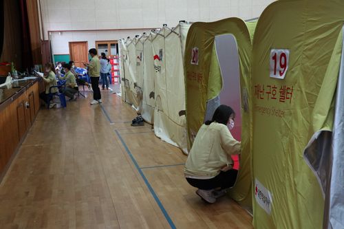양산초등학교 체육관에 마련된 임시대피 시설[영동군 제공. 재판매 및 DB 금지]