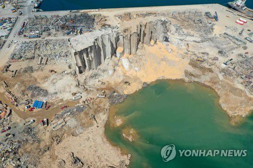 지난 4일 대폭발이 발생한 레바논 베이루트 항구에 폭발 충격으로 커다란 분화구가 생겼다.[AFP=연합뉴스]