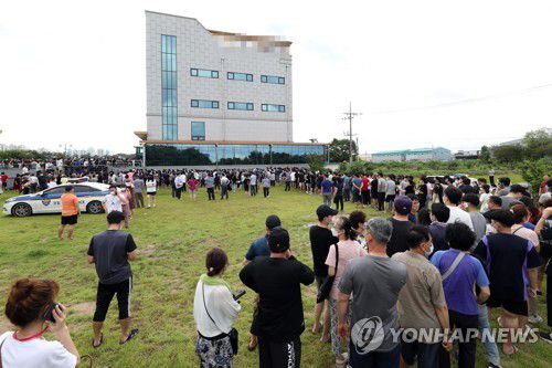 납골당 침수 소식 듣고 모여든 유가족(광주=연합뉴스) 정회성 기자 = 최근 폭우로 침수 피해가 난 광주 북구 동림동 한 사설 납골당에 9일 유골함의 안전 여부를 확인하려는 유가족이 모여 있다. 2020.8.9 hs@yna.co.kr