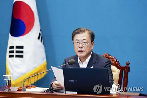 발언하는 문 대통령(서울=연합뉴스) 이진욱 기자 = 문재인 대통령이 10일 오후 청와대에서 수석·보좌관 회의를 주재하고 있다. 2020.8.10 cityboy@yna.co.kr